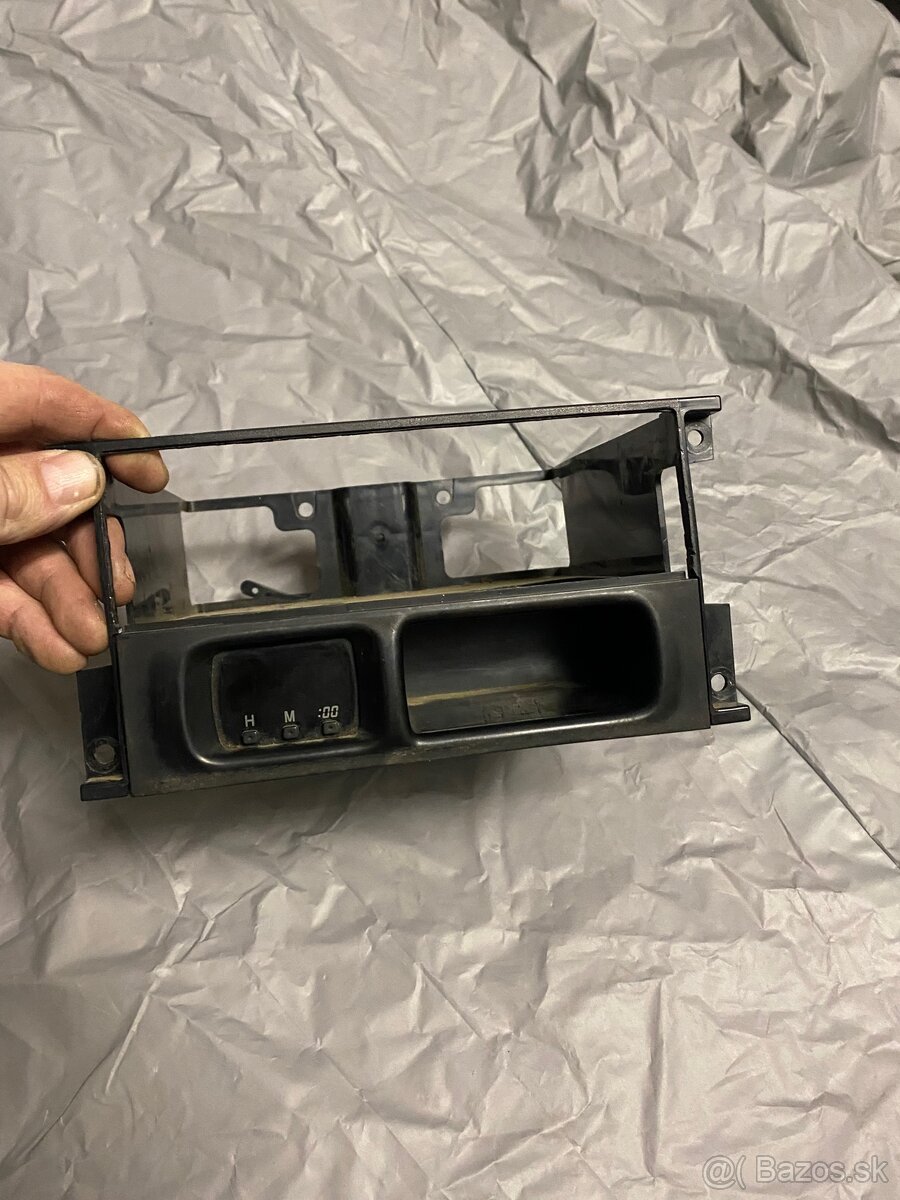 Suzuki Jimny hodinky pod rádio - 2