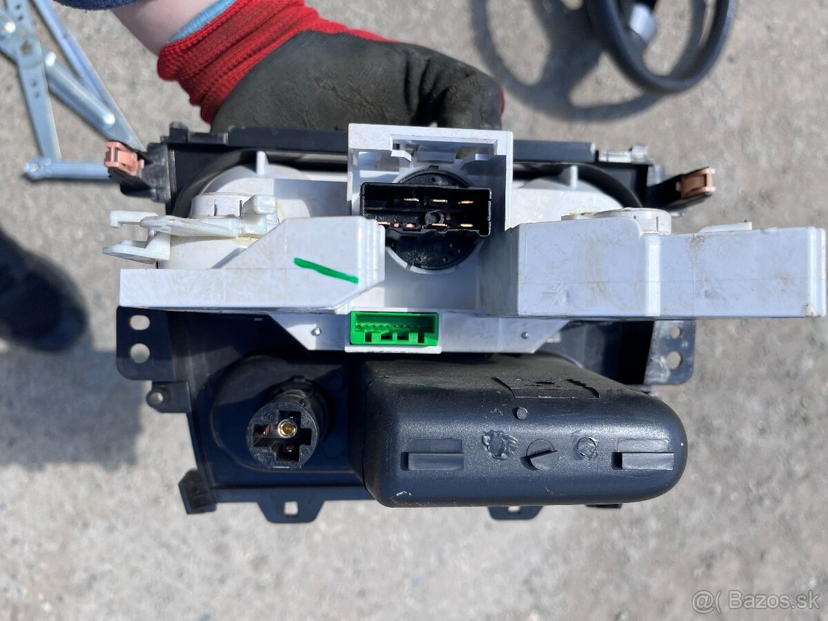 Suzuki Splash 2009 diely interieru, vyduch, svetlo, zrkadlo - 2