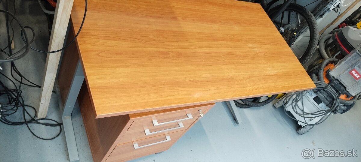 Pracovný - kancelarsky stôl - 2