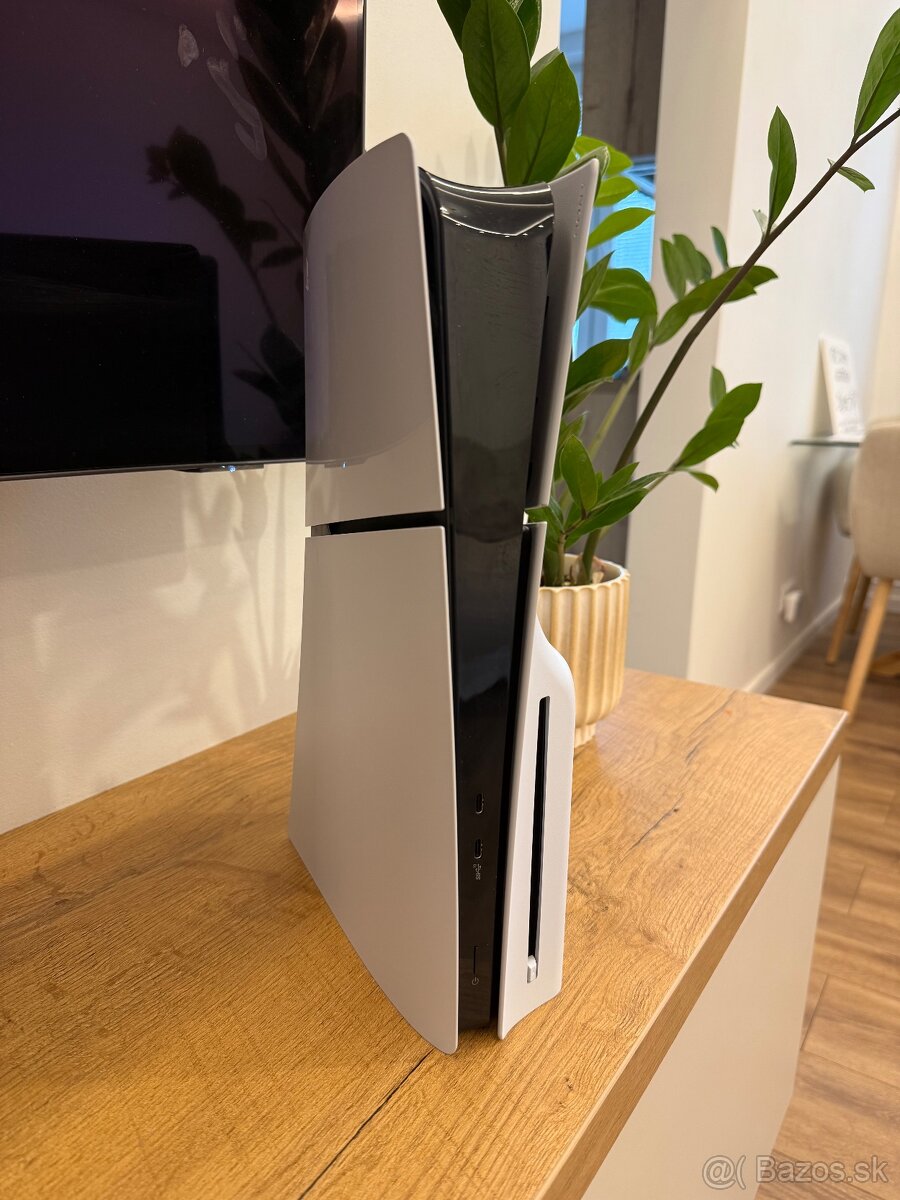 Predám PS5 Slim s diskovou mechanikou - 2