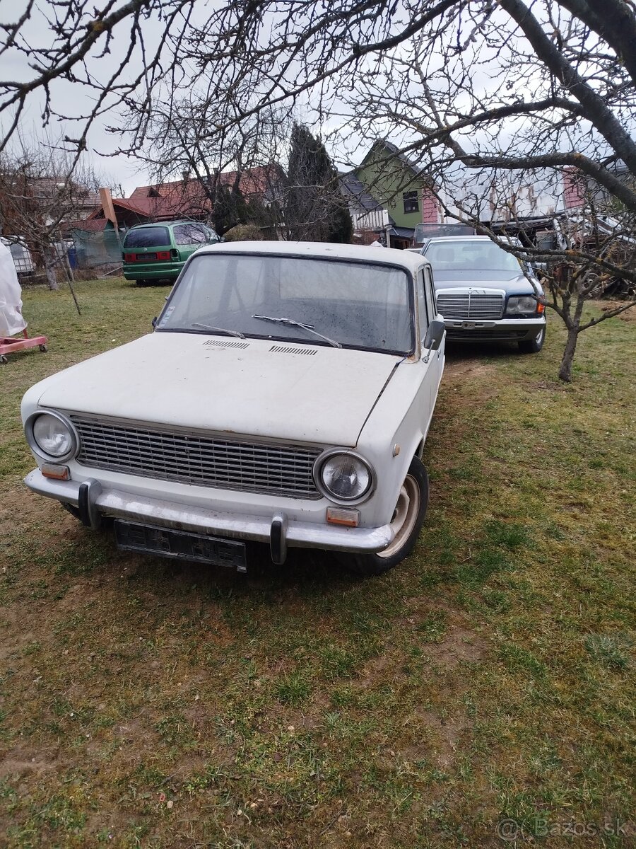 Predám dve auta Lada 2101 - 2