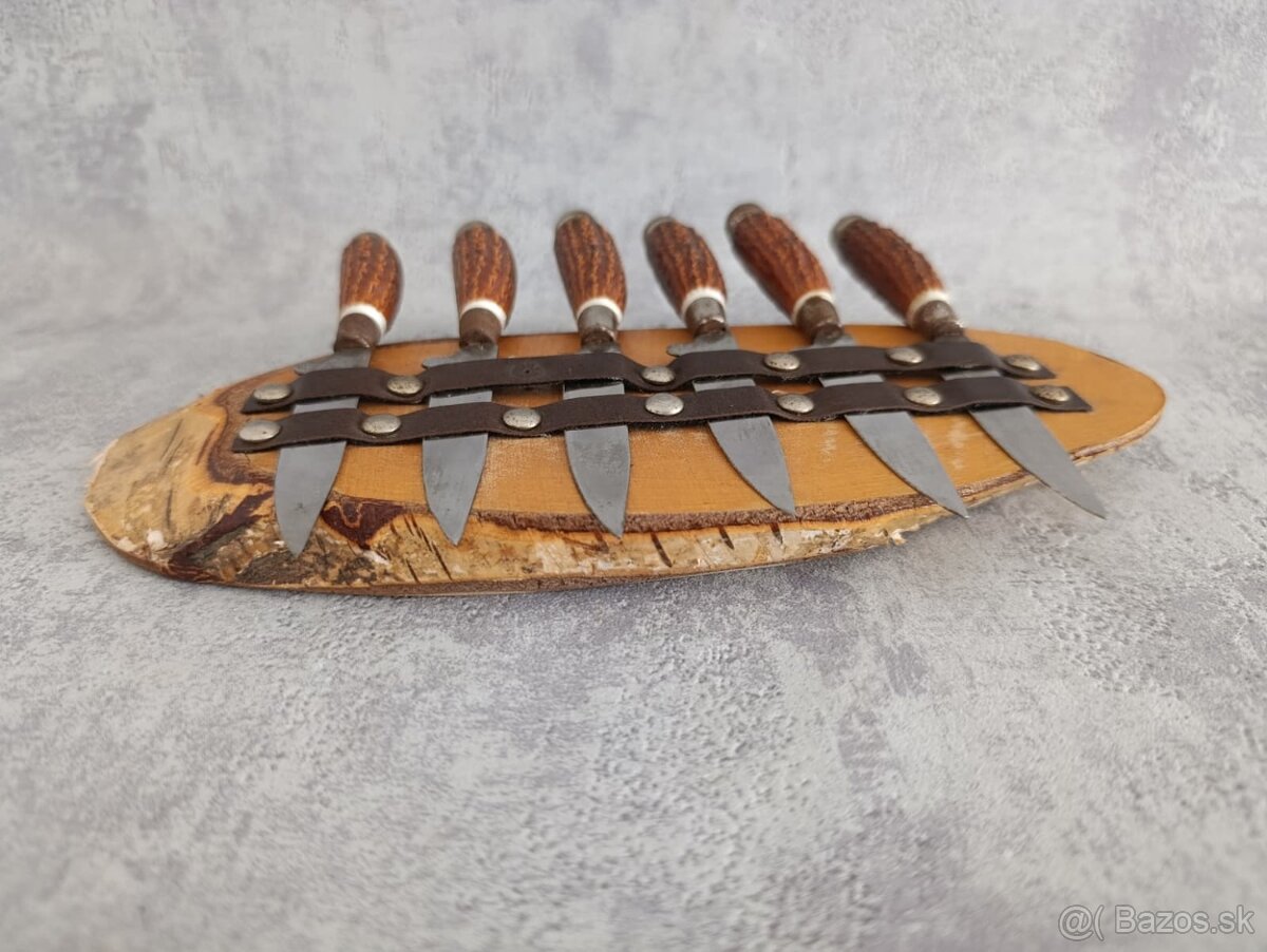 6ks malých nožíku na dřevěné podložce na zavěšení - 2