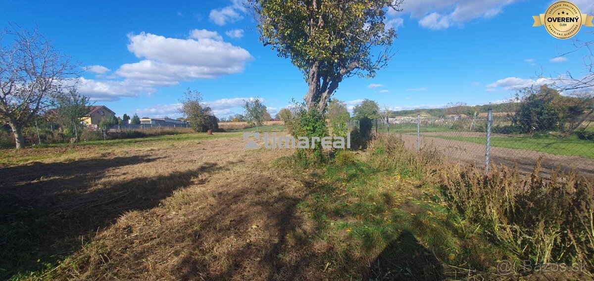 Exkluzívny 23á pozemok na stavbu RD v centre obce Vlčkovce - 2