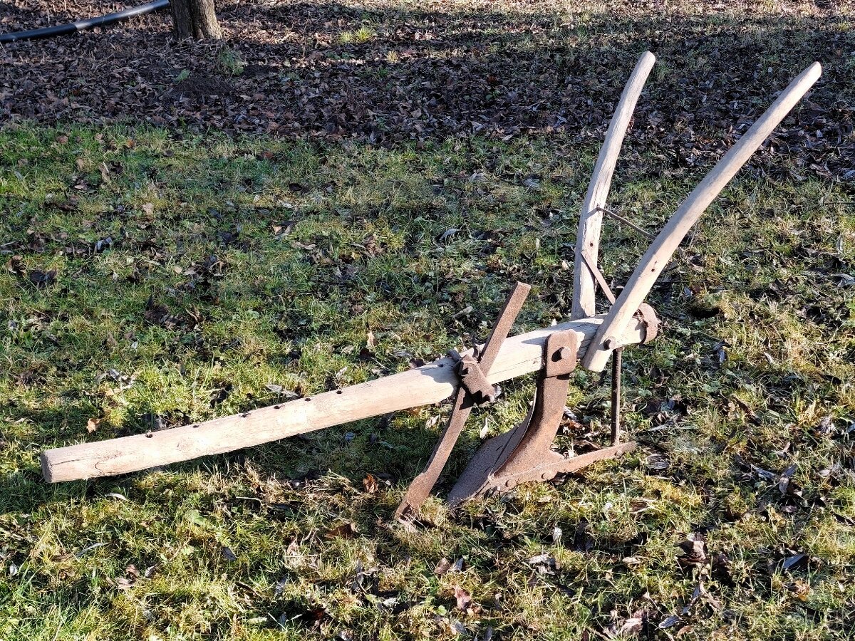 Starý pluh na oranie - 2