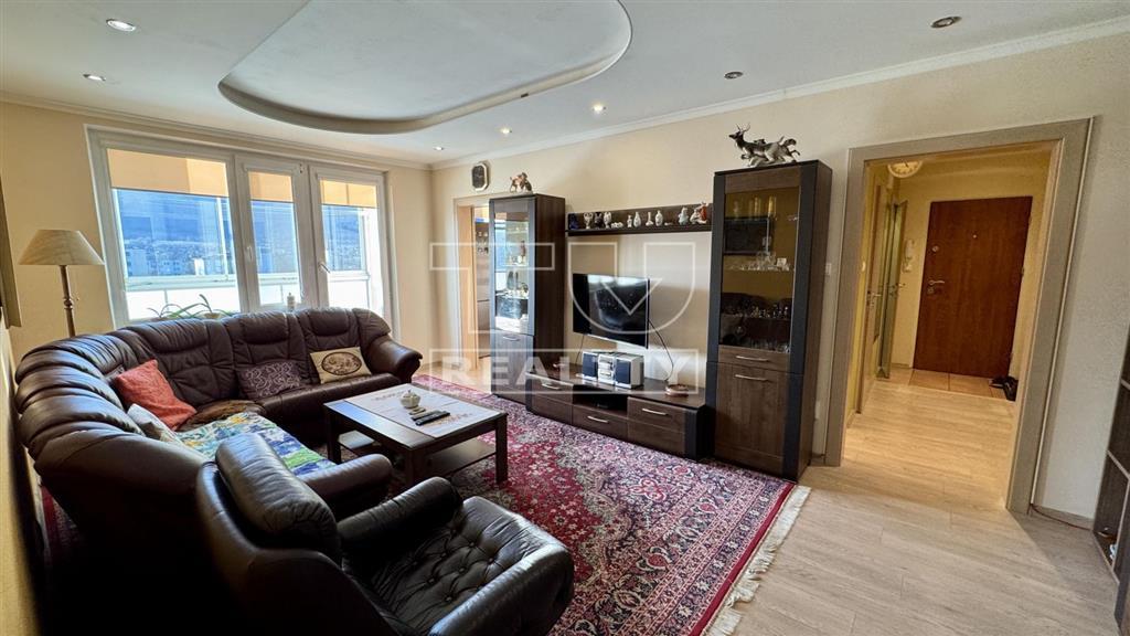 Na predaj veľkometrážny 3-izbový byt, Vrútky - 2