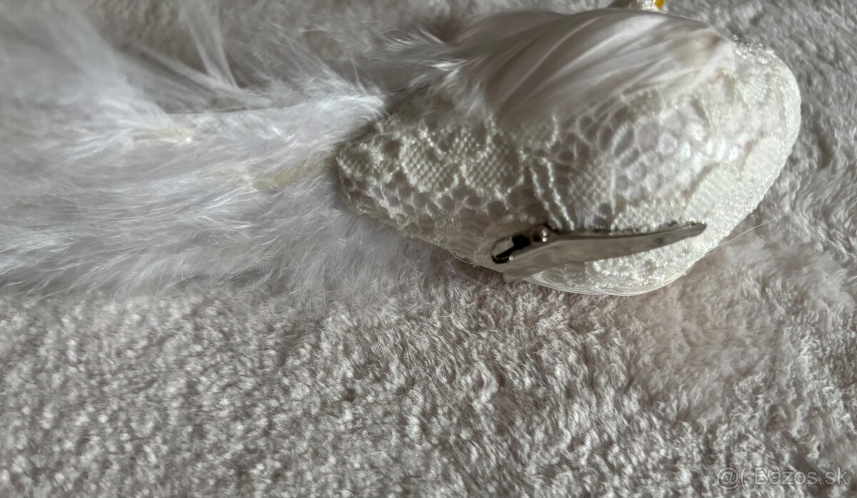 Luxusný biely páv s čipkou a pierkami – dekoračný, na klipse - 2