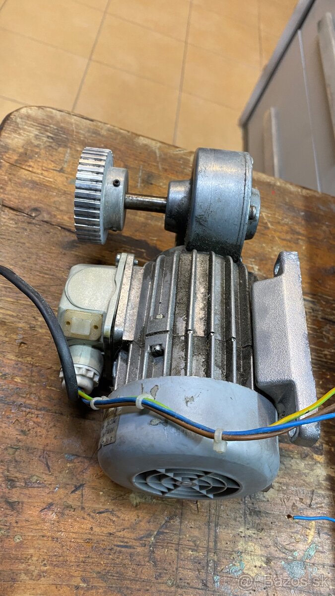 Elektromotor s prevodovkou 30W - 2