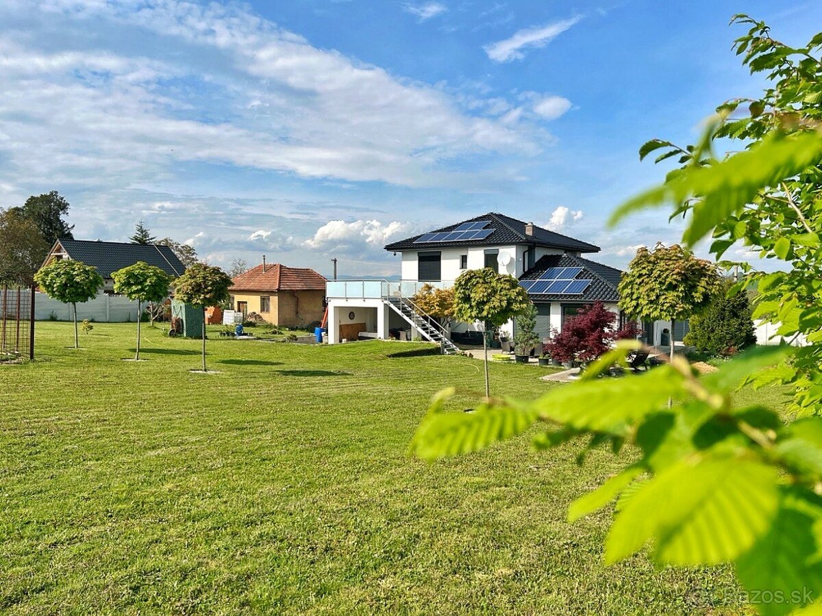 VRÁBLE - rodinný dom s pozemkom 2000 m2 - 2