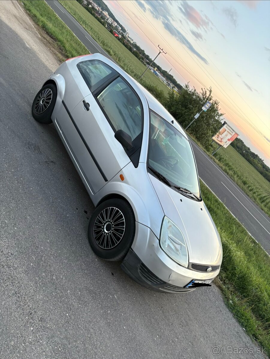 Predám Ford fiesta 2004 1.3 benzin - 2