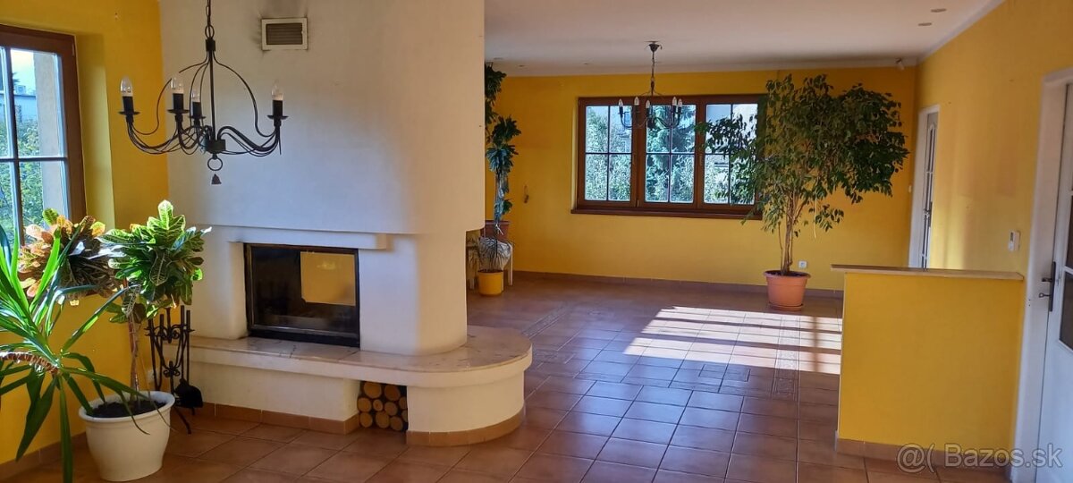 Nadštandardný 6-izbový rodinný dom s veľkou záhradou - 2
