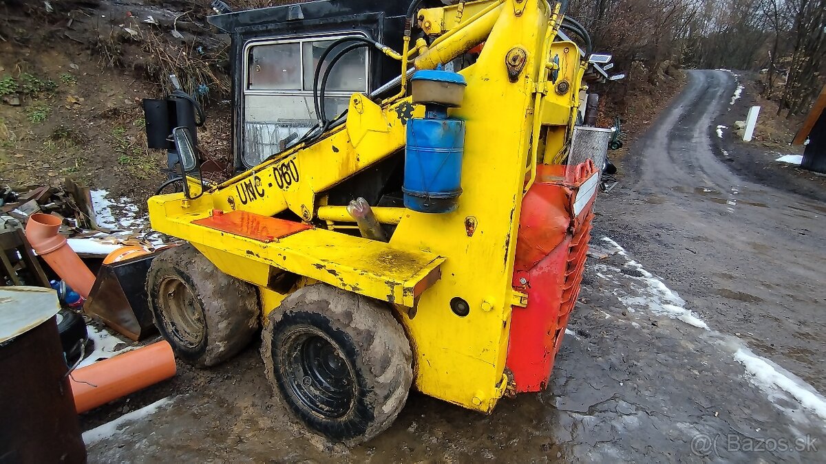 Nakladač UNC 060 - 2