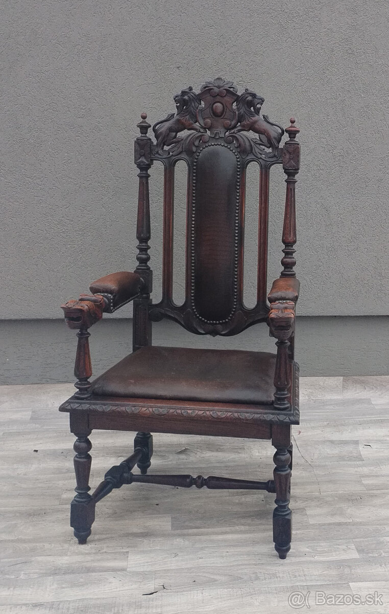 Stolička v štýle viktoriánskej neogotiky. - 2