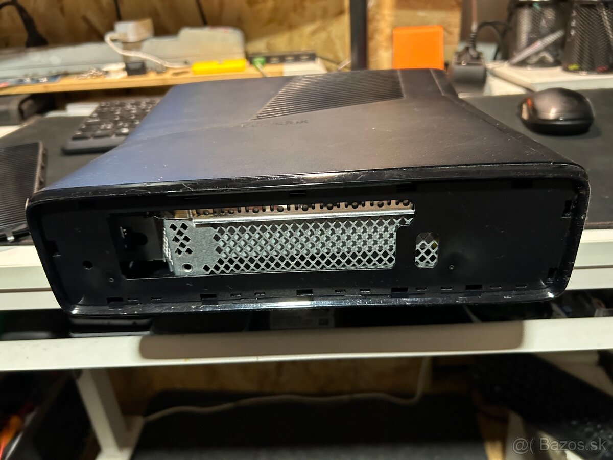 XBOX 360 Slim na náhradné diely - 2