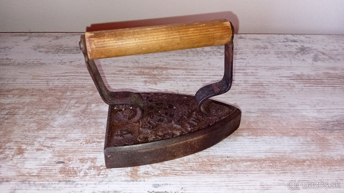 Predám peknú starú liatinovú žehličku 2 - 2
