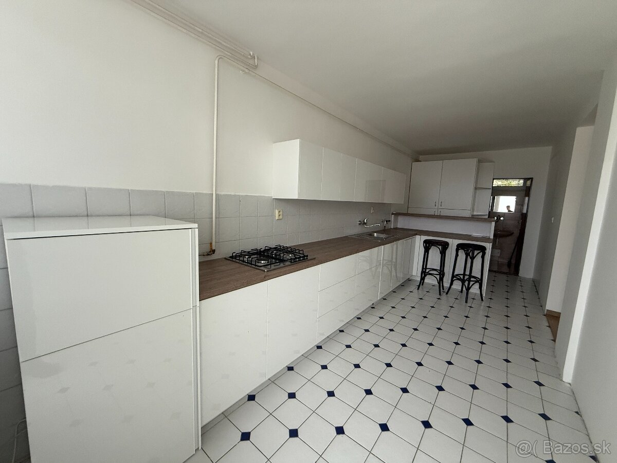 Dvojpodlažný dom vhodný na sídlo firmy, Staré Mesto - 2