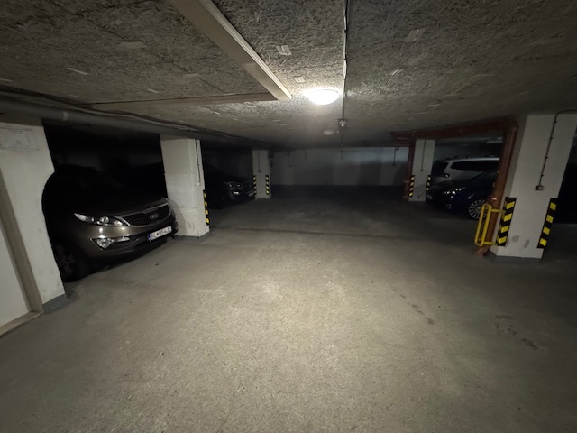 Veľký 3-izbový byt (pôvodne 4-izb.) s parkingom, BA I - 2