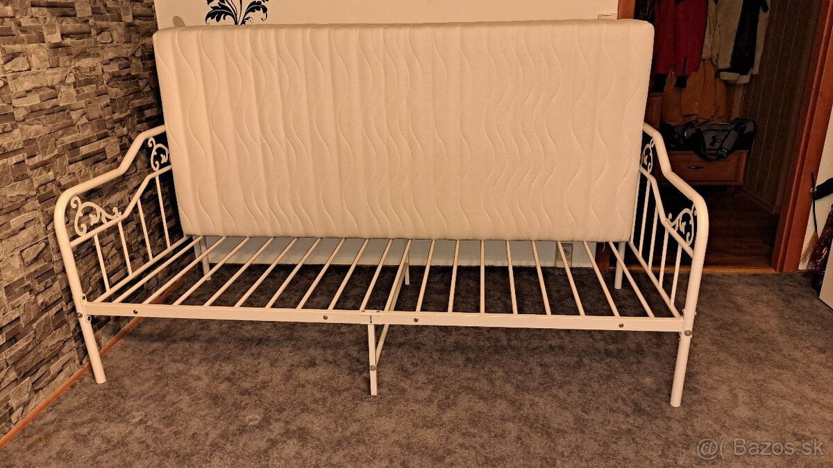 Pekná kovová posteľ s matracom - 2