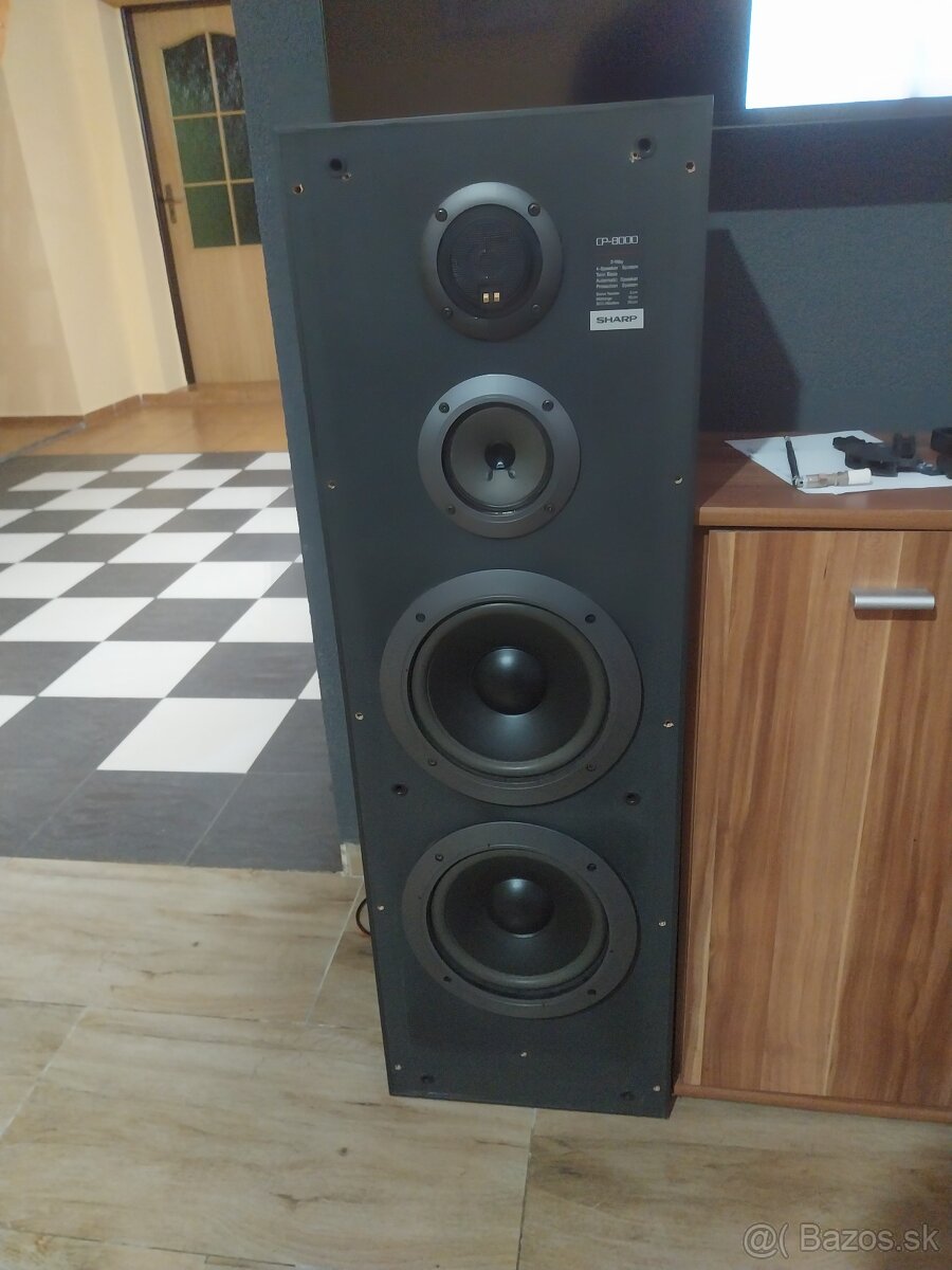 Bedne Sharp zosilnovac universum - 2