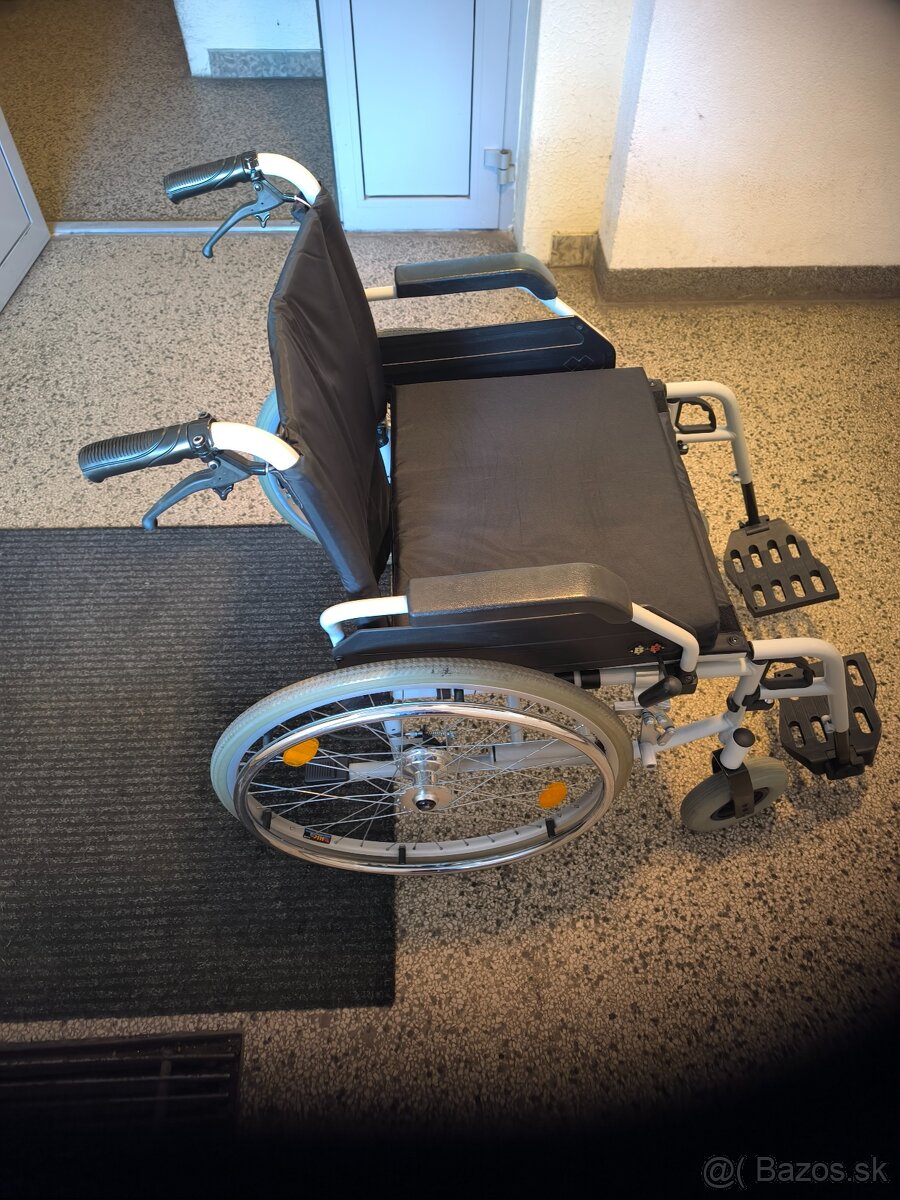 Mechanický skladací invalidný vozík - 2