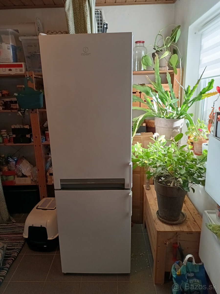 Predám chladničku s mrazničkou Indesit LI8 S2 W. - 2