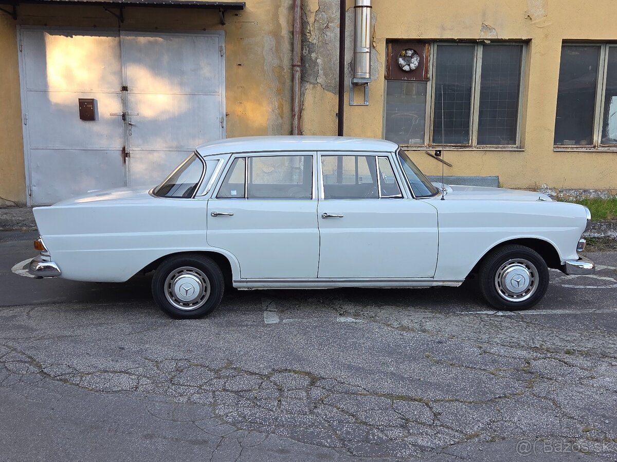 Mercedes Benz W110 200 benzin - 2