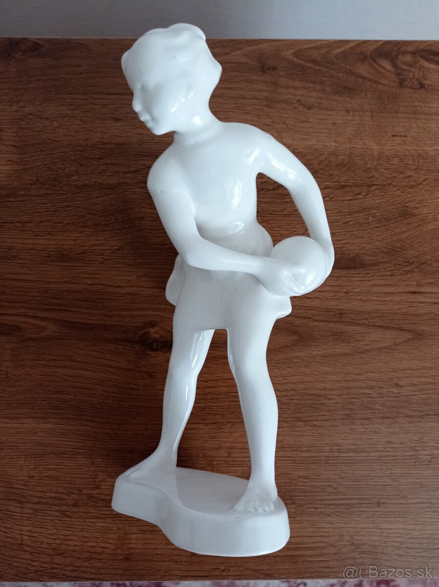Keramická soška dievča s loptou - 2
