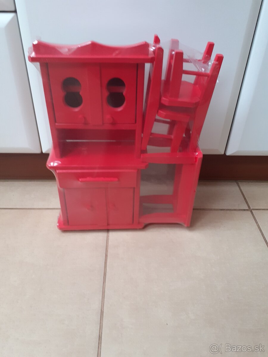 Mini kredencik+ stôl a 2 stolicky na hranie z dreva - 2