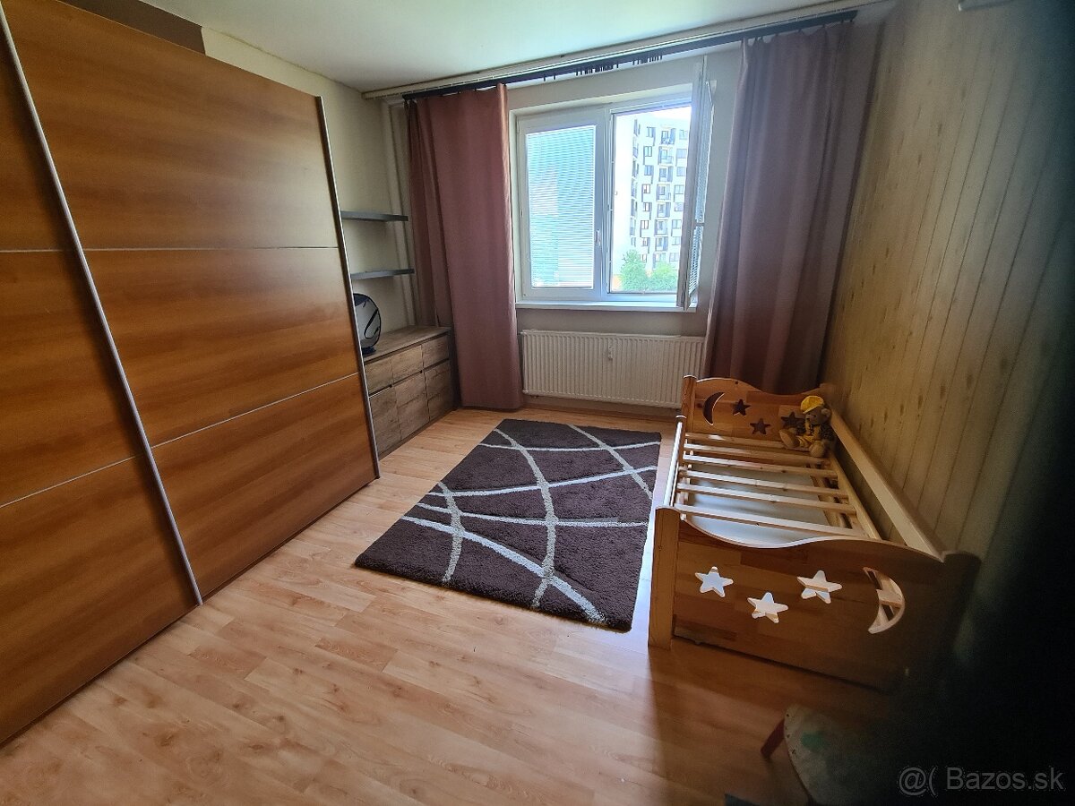 Veľký 3-izbový byt na sídlisku SNP/rezervovaný - 2