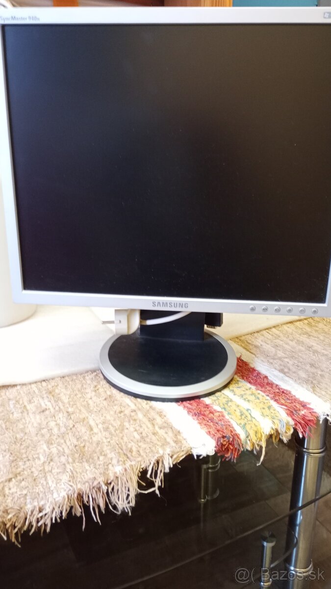 Predám LCD monitor Samsung 19" - 2