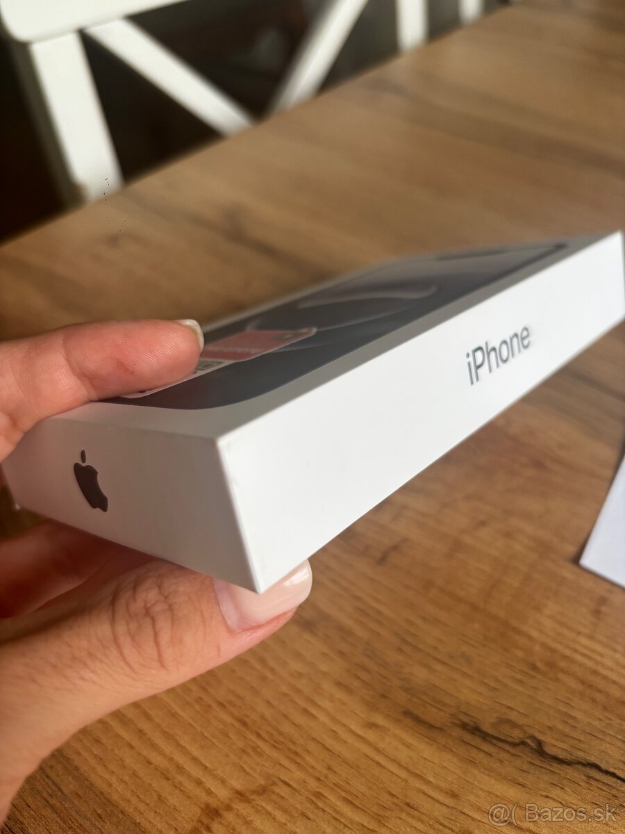 iPhone 16e - 2