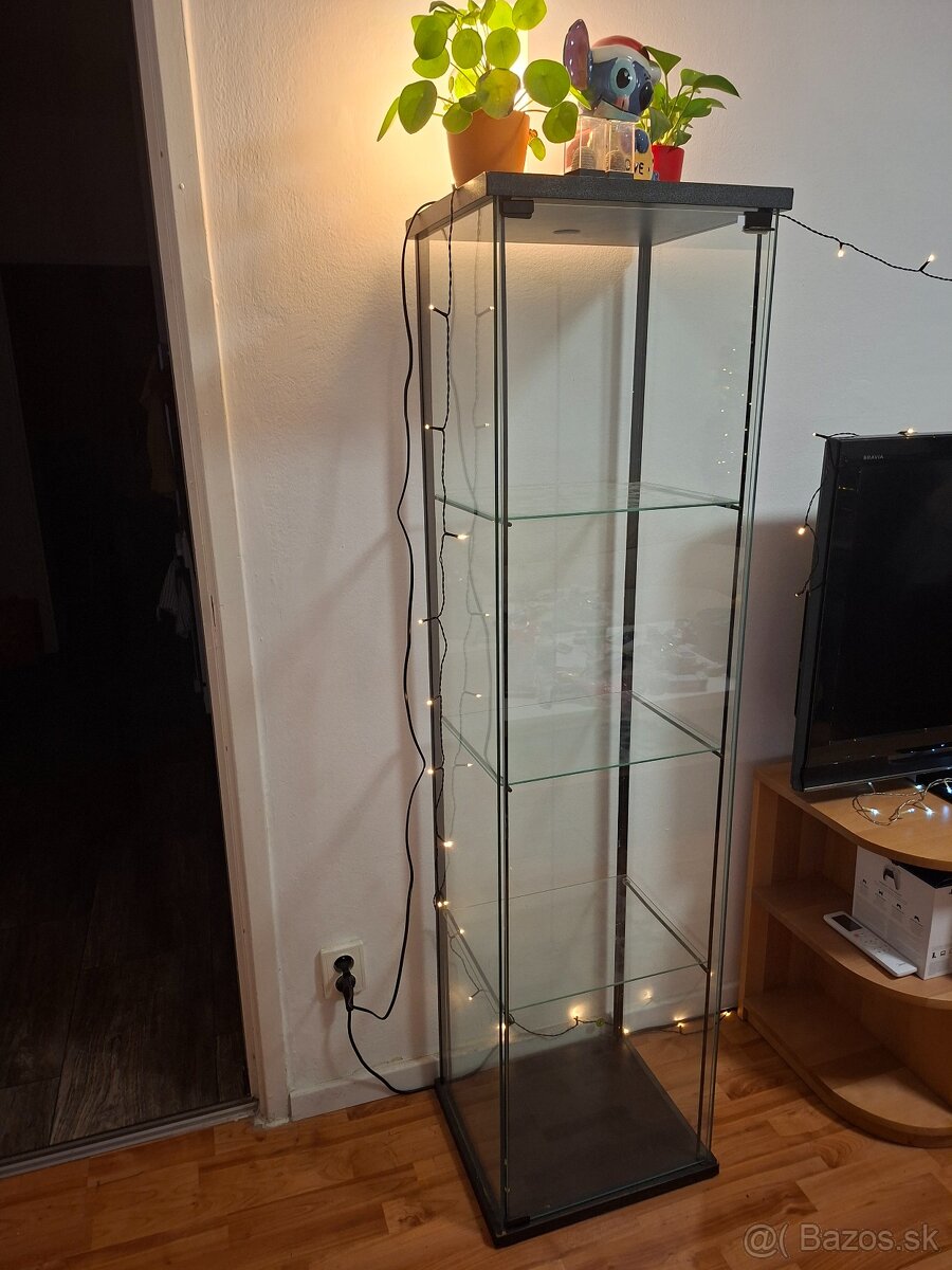 Predám 2 sklenené vitríny – 50€ kus - 2