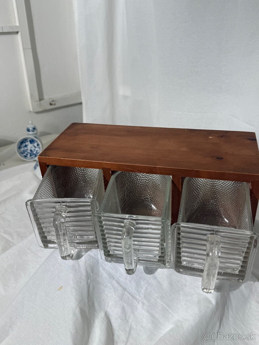 Retro sklenene korenicky v policke - 2