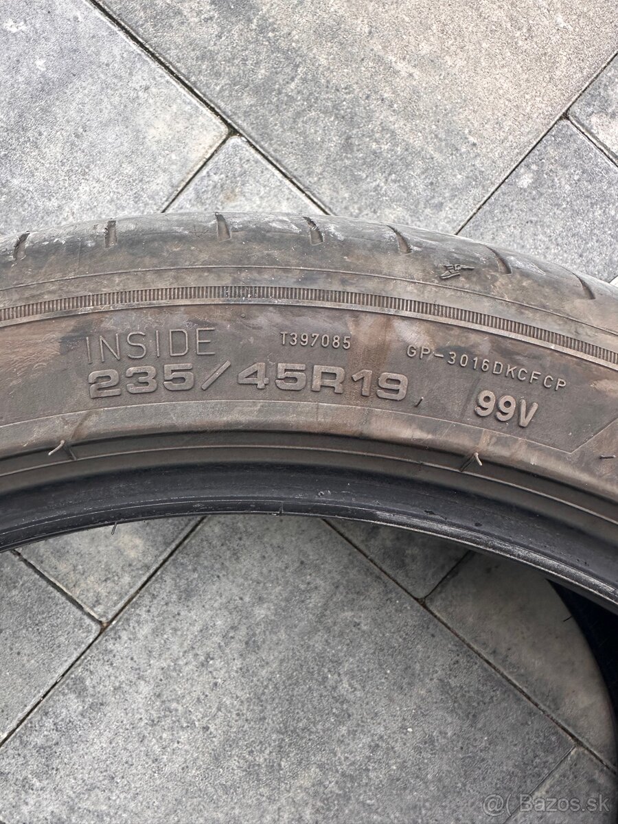 Goodyear 235/45 R19 - 2