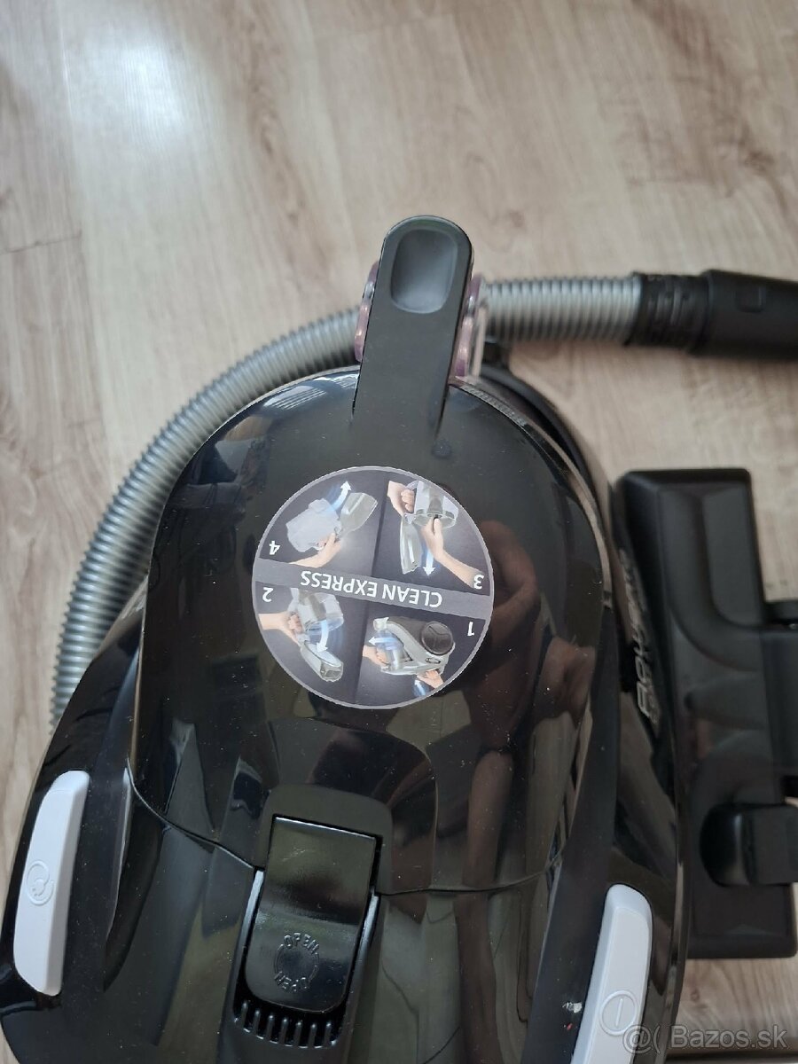 Vysávač Rowenta 900W - 2