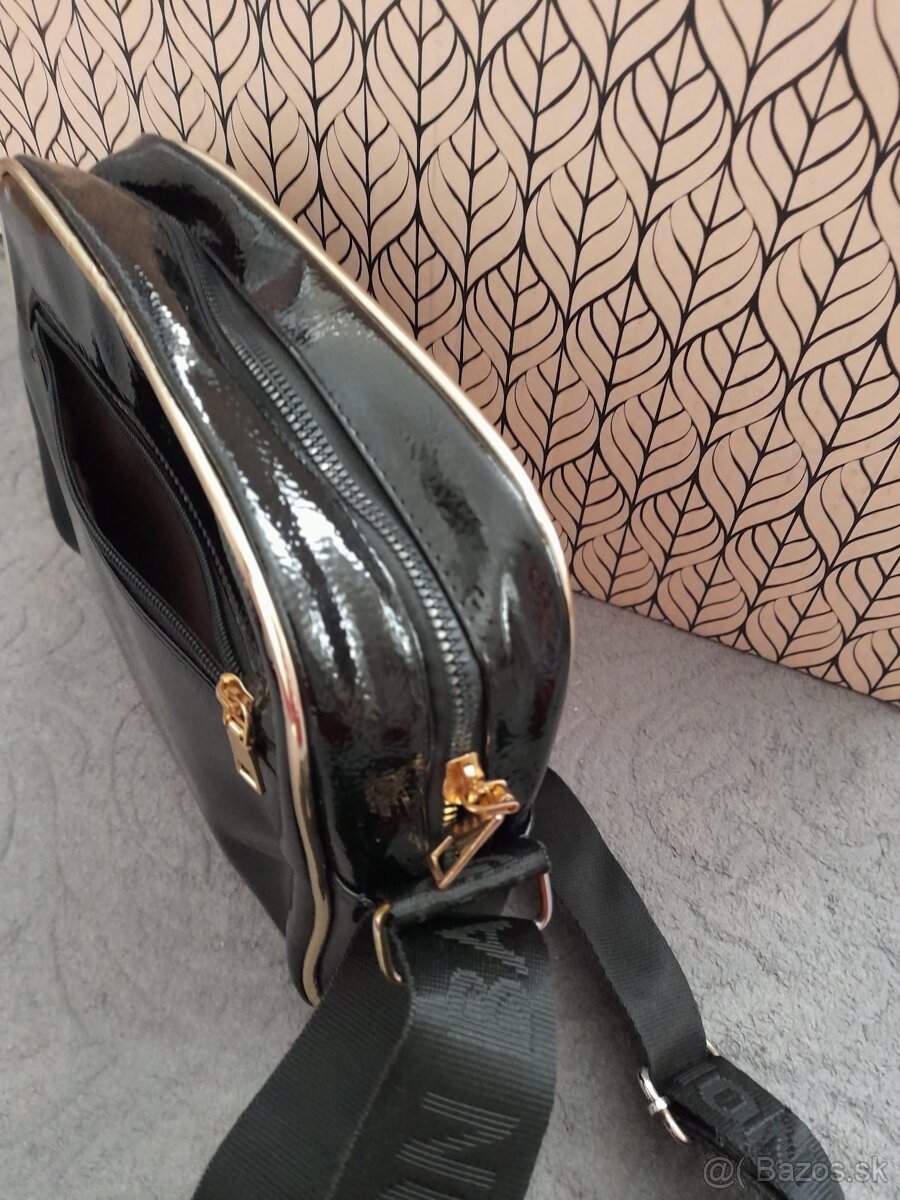 Lesklá kožená čierna kabelka - 2