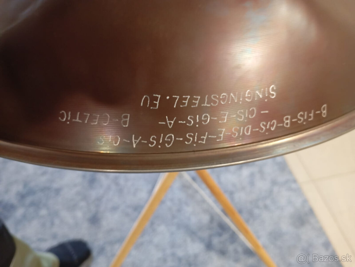 Obojstranný handpan s gravírovaním. - 2