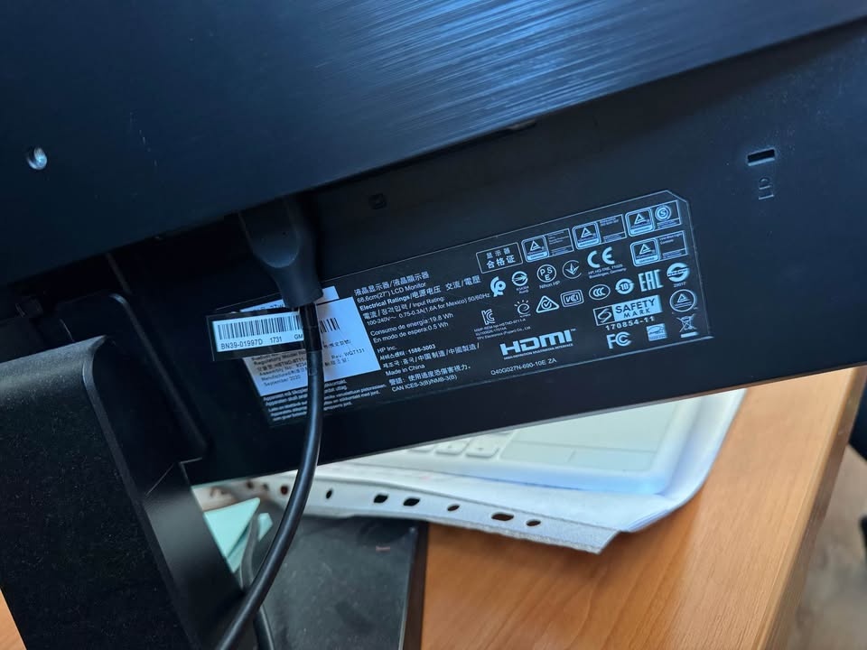 27" HP 27W Monitor - 2