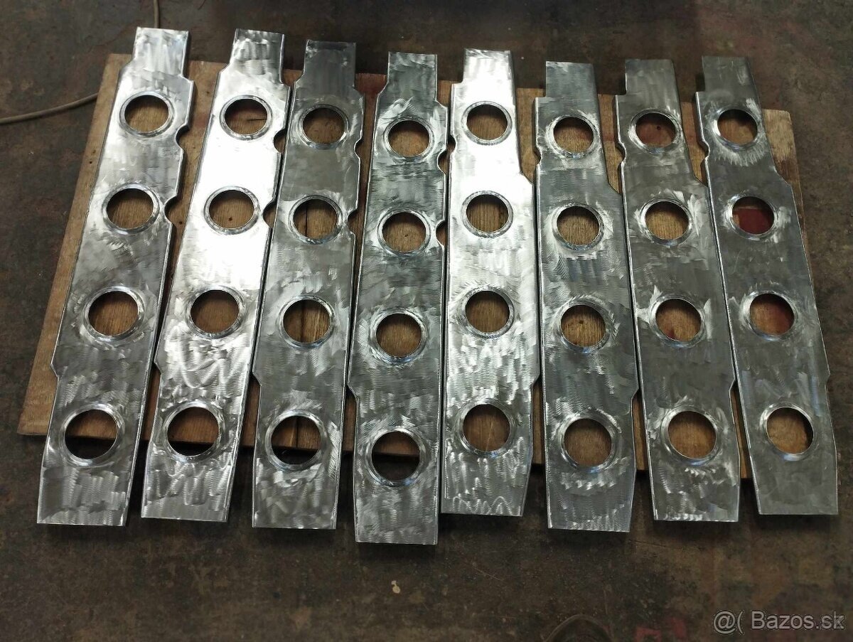 Plech pod přední sedačku - zadní svislá část pravá/levá - 2