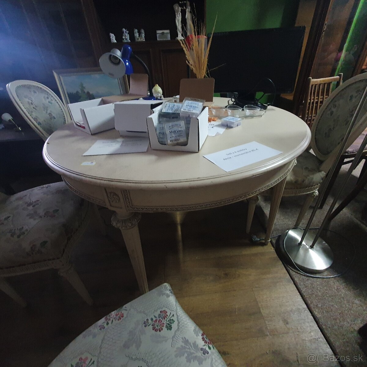 Predám atraktívny stôl a 4 stoličky - 2