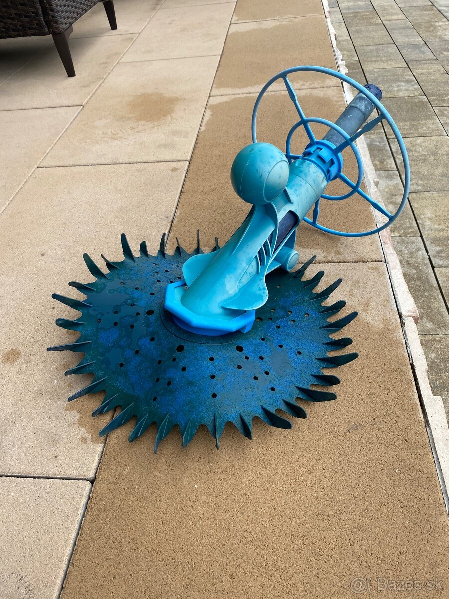 Poloautomaticky bazenovy vysavac - 2