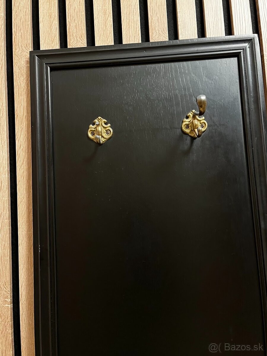 čierny drevený panel s vešiakmi - 2