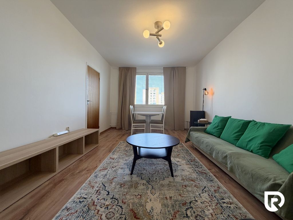 Priestranný 4‑izbový byt s balkónom v Dúbravke – foto 2