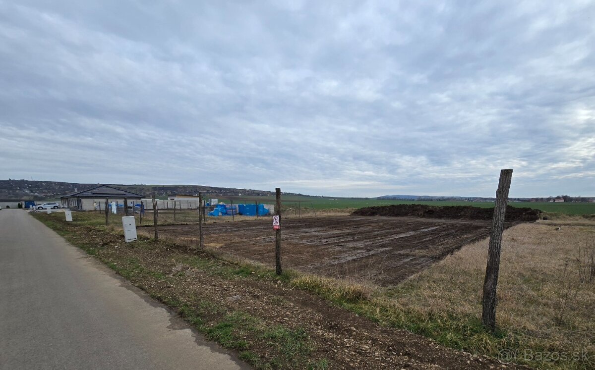 Stavebný pozemok 690 m², Vrádište s IS - 2