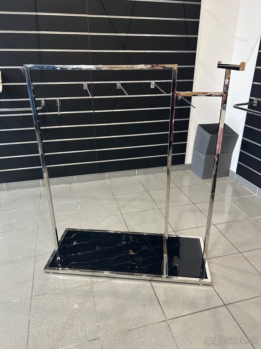 Stojany na vešanie do predajne - 2