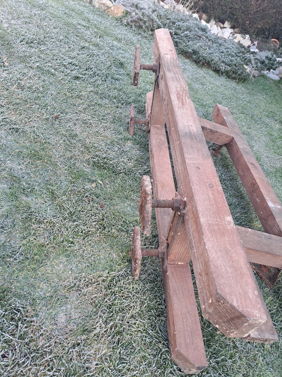 Stojany pod vcelie úle. - 2