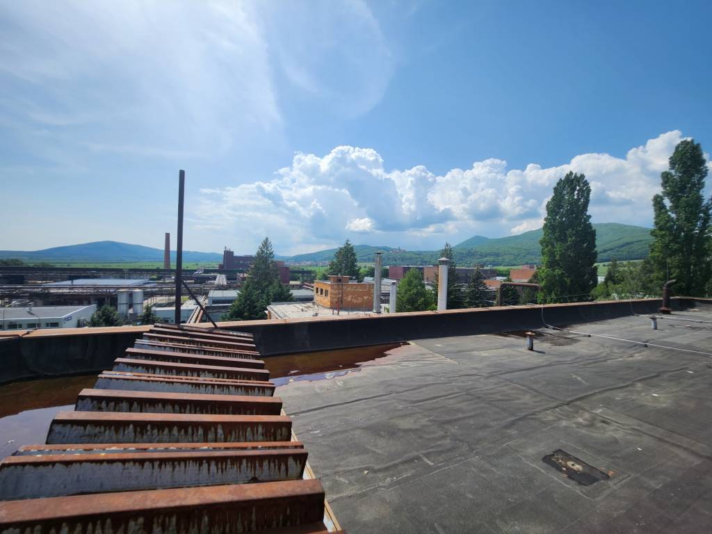 Priemyselná budova v stráženom chemickom areáli - 2