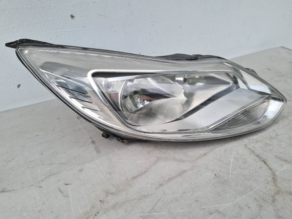 Ford Focus MK3 2010- prave predné svetlo - 2