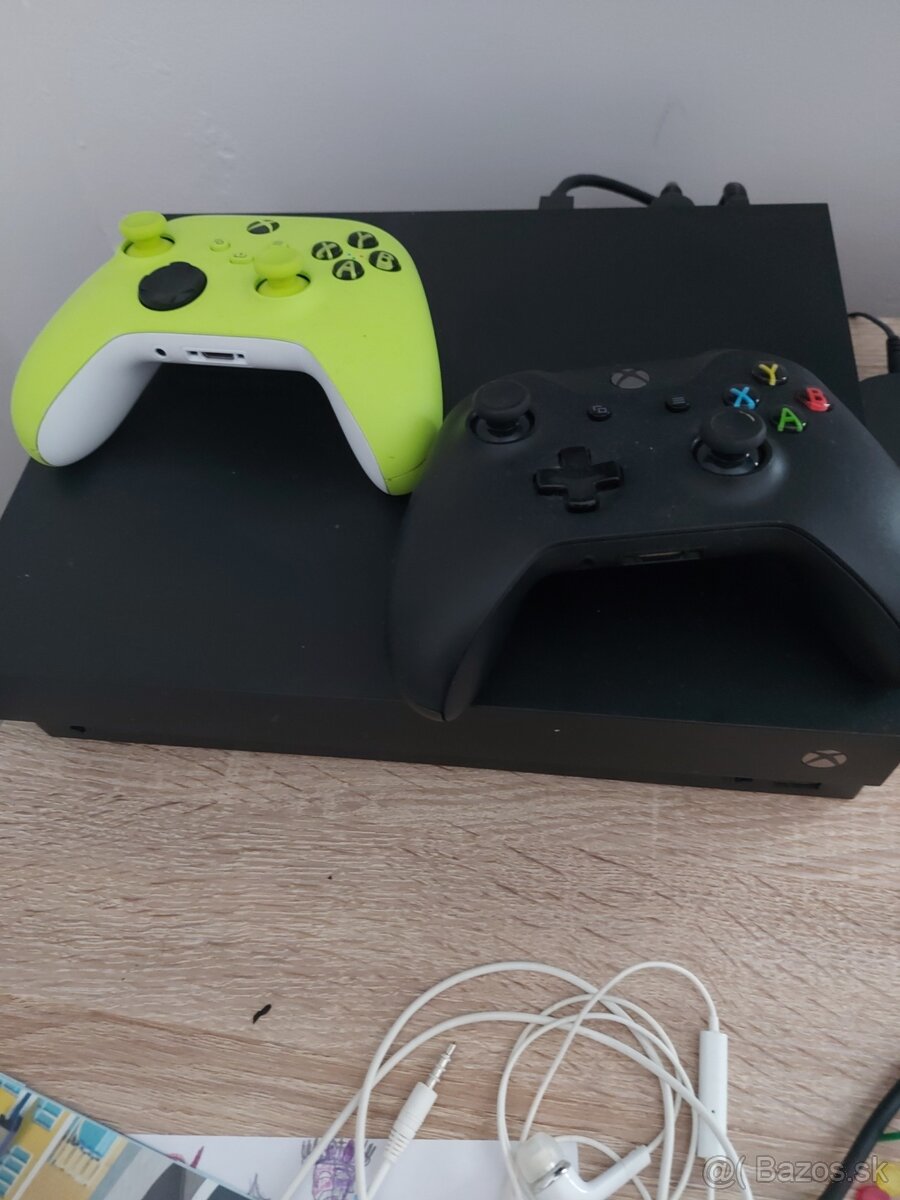 X box one+ 2 ovladace a kinek - 2