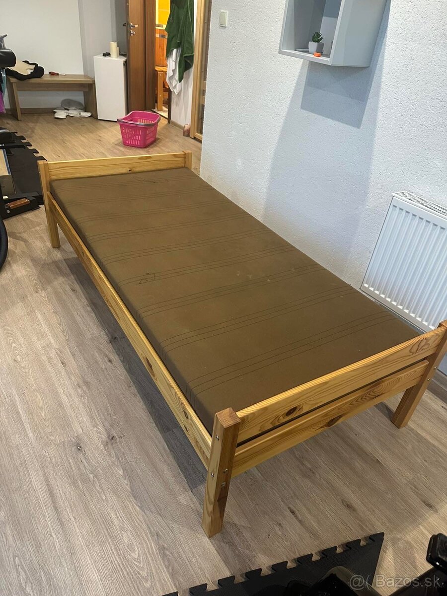 Drevená posteľ s matracom - 2