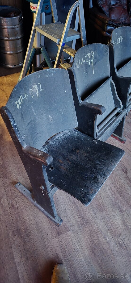 Stoličky z kina - 2